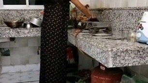 Indian Desi maid kitchen main khana bna rhi thi budhe man ne thok di