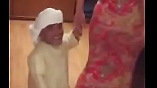 ARABIAN WOMAN HAS SEX WITH DWARF MIDGET enano suertudo